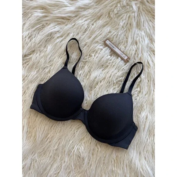 SKIMS Black Contour T-Shirt Bra - Picture 4 of 7